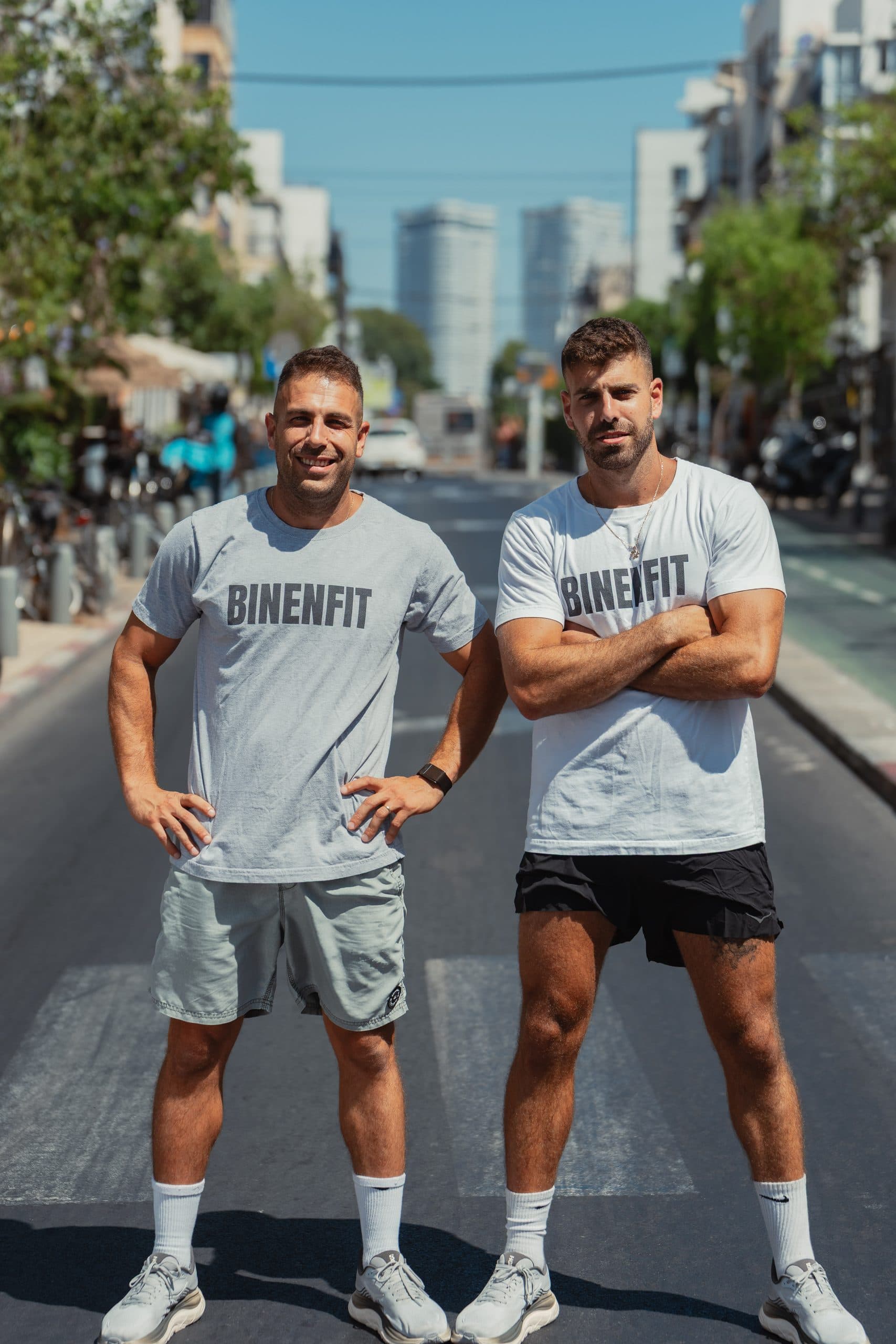 שני האחים שמאחורי ביננפיט, בחולצות המועדון ברחוב בתל אביב